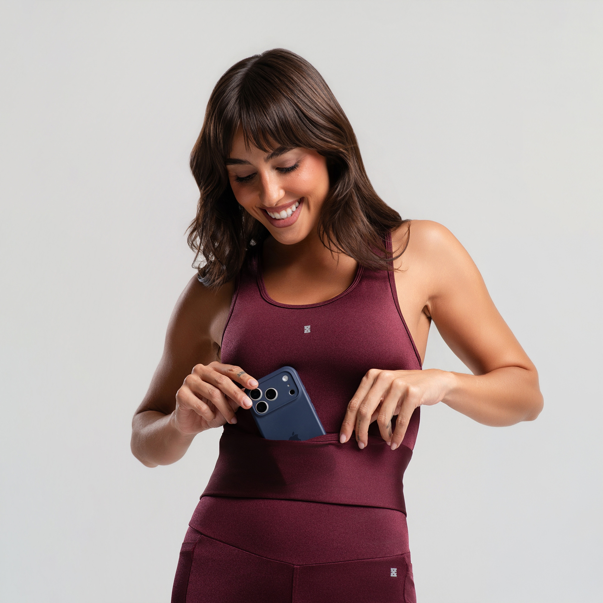 Top Corrida Bolso Feminino Fitness Cropped Longo Academia - Vinho Barolo P Top Corrida Bolso Feminino Fitness Cropped Longo Academia - Vinho Barolo P